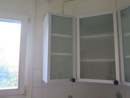 Hängeschränke weiss mit Glastüren gebrauchter Zustand