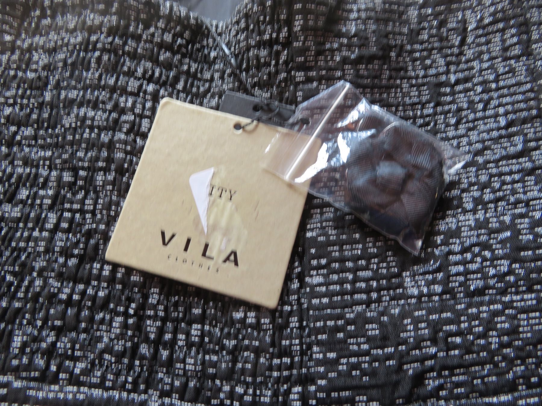 Vila Vestiti: Schulterfreies Damen-Kleid, Grösse M – Nuovo (secondo la descrizione) da Sagogn venduto da 44lisa 3