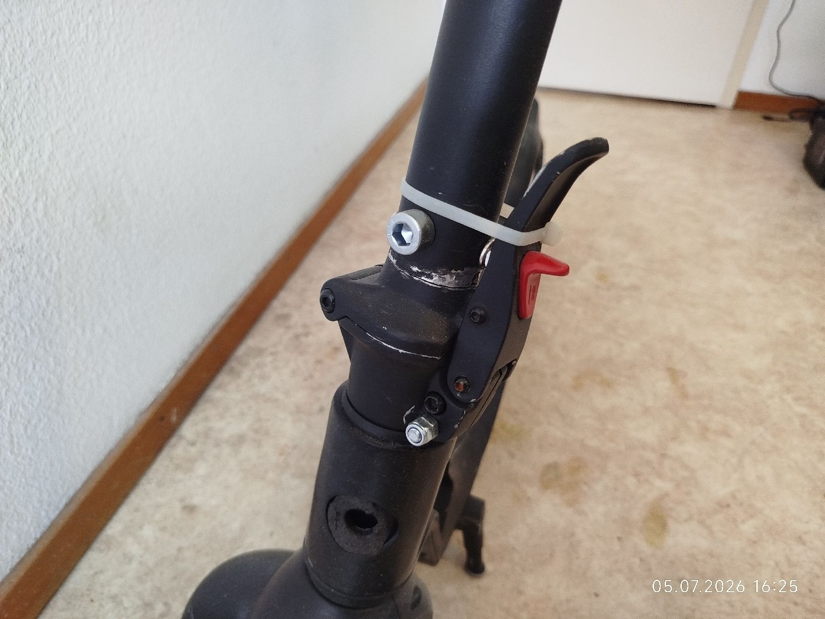 Scooter: Electric Scooter VMAX VX1 with Charger – Usato da Zürich venduto da etronicspy 7