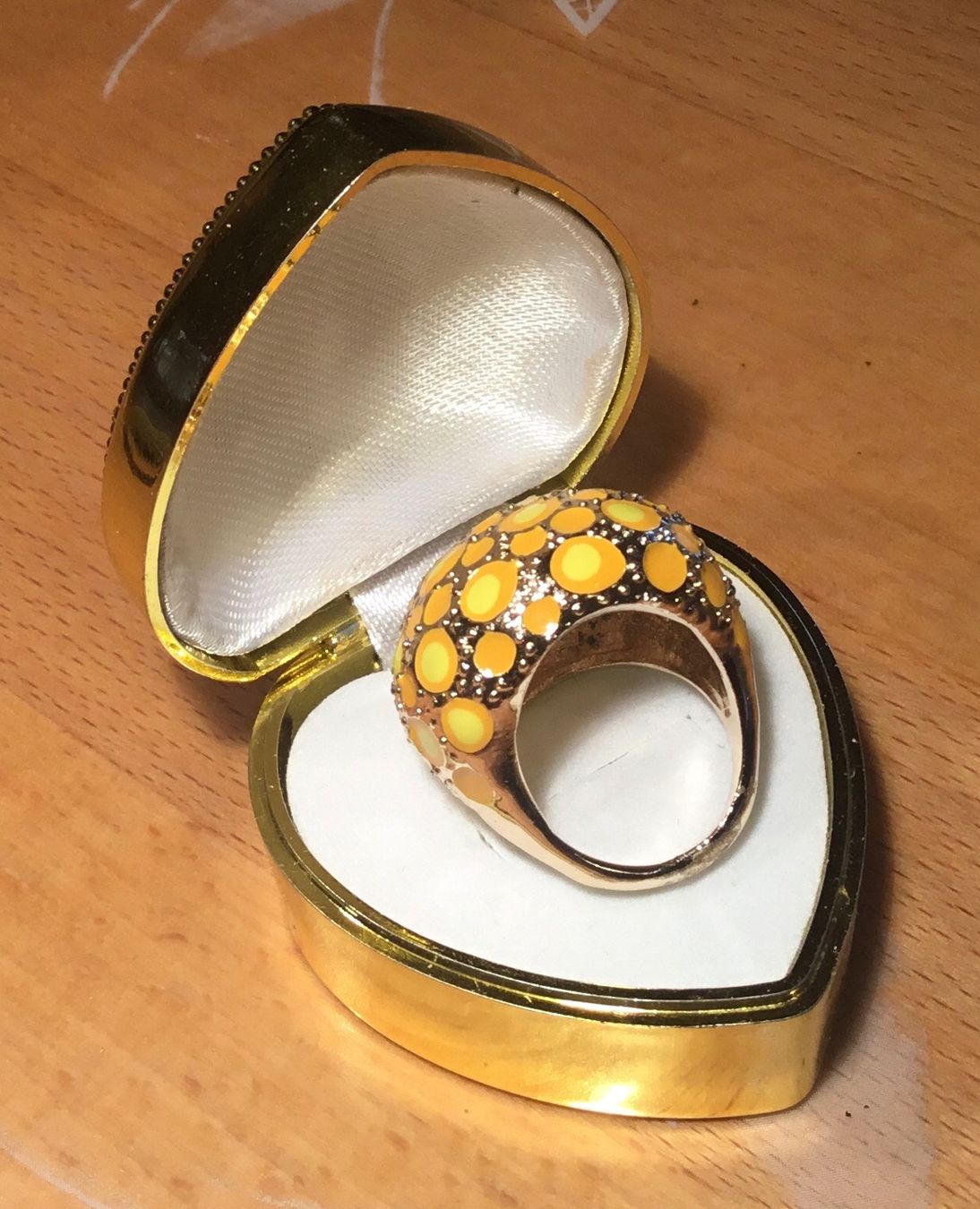 Anelli: Ausgefallener Ring mit gelben Elementen, neuwertig! – Nuovo e nell'imballaggio originale da Roggwil /BE venduto da elegance45