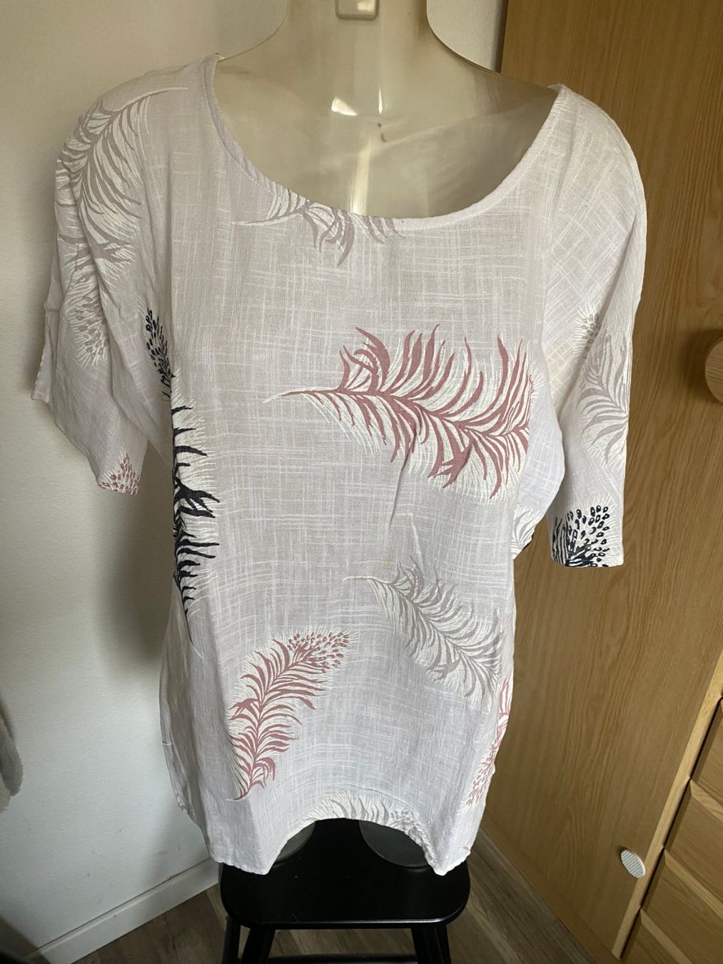 T-shirt: Leinen T-Shirt mit schönem Muster – Usato da Allenwinden venduto da Obalu