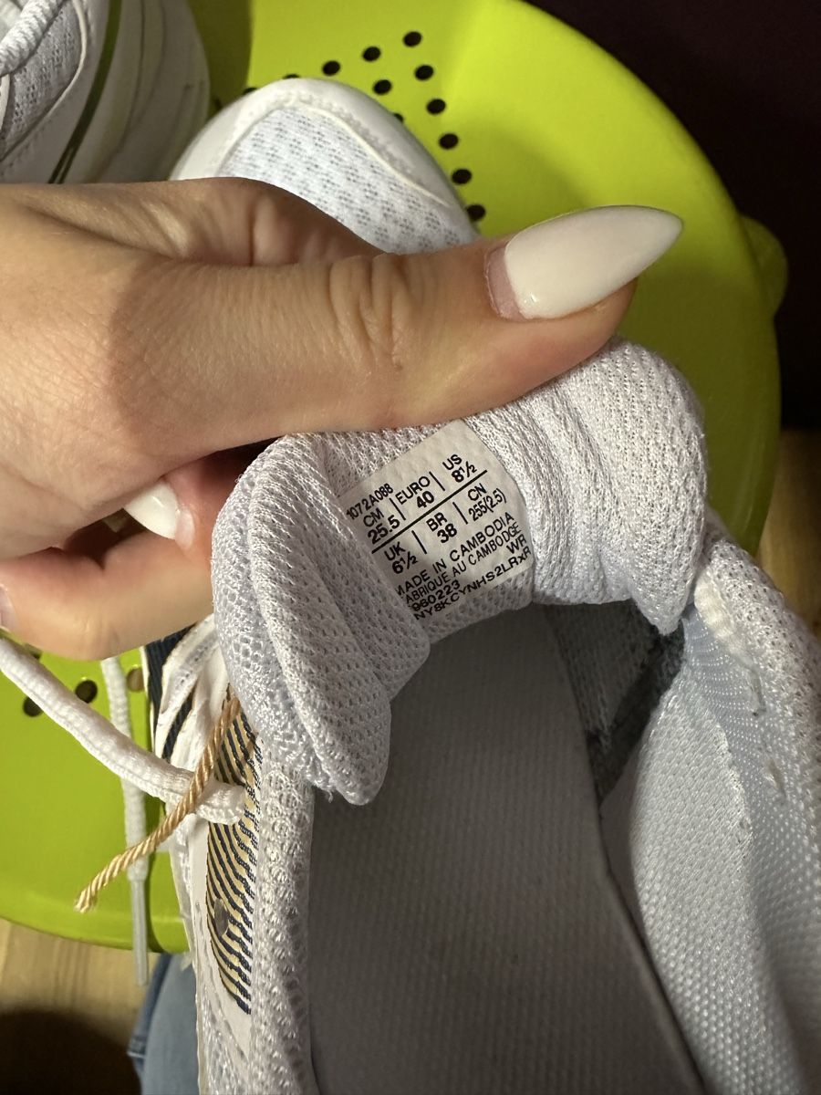 Asics Scarpe da donna: Asics Hallenschuhe – Usato da Euthal venduto da Leandra01 2