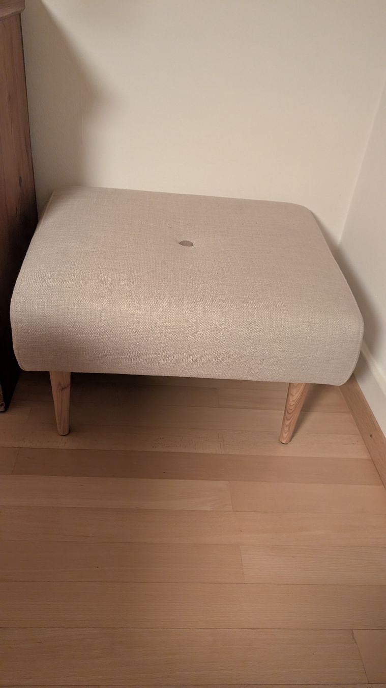 Livique Hocker: Hocker beige mit Holzbeinen – Gebraucht aus Luzern von soeffli