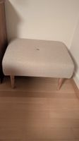 Hocker beige mit Holzbeinen
