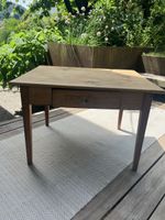 Antiker Holztisch mit Schublade 