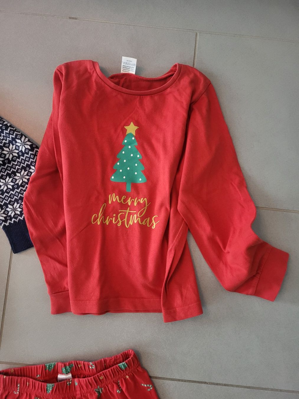 Kleiderpakete & -sets: Kleiderpaket Winter Pyjama und Pulli gr. 122 128 – Gebraucht aus Boswil von i12i 5