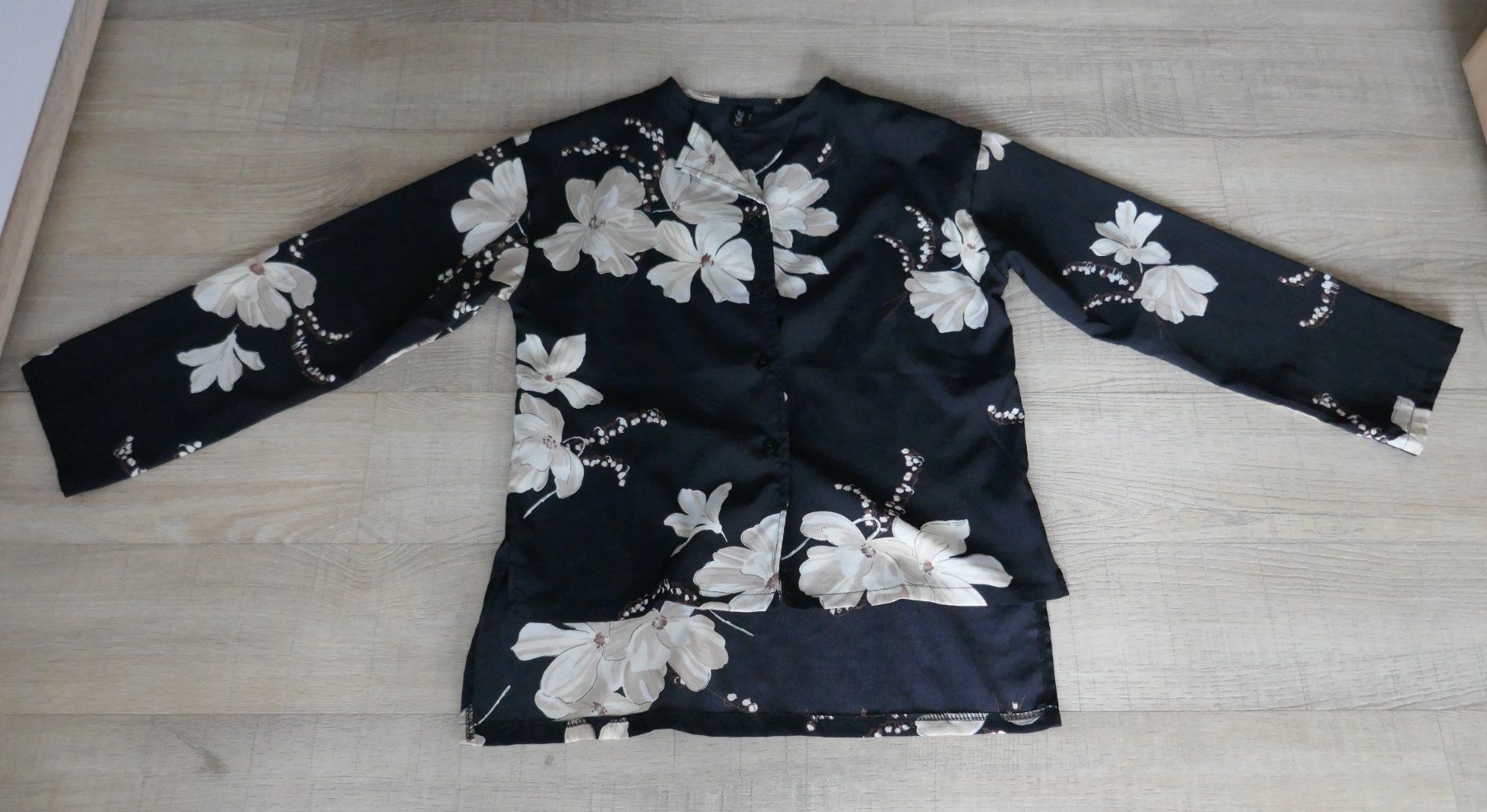 Blusen: Bluse / Hemdbluse / Cardigan Gr. S, schwarz mit Blumenmuster – Gebraucht aus Port von uzuku 2