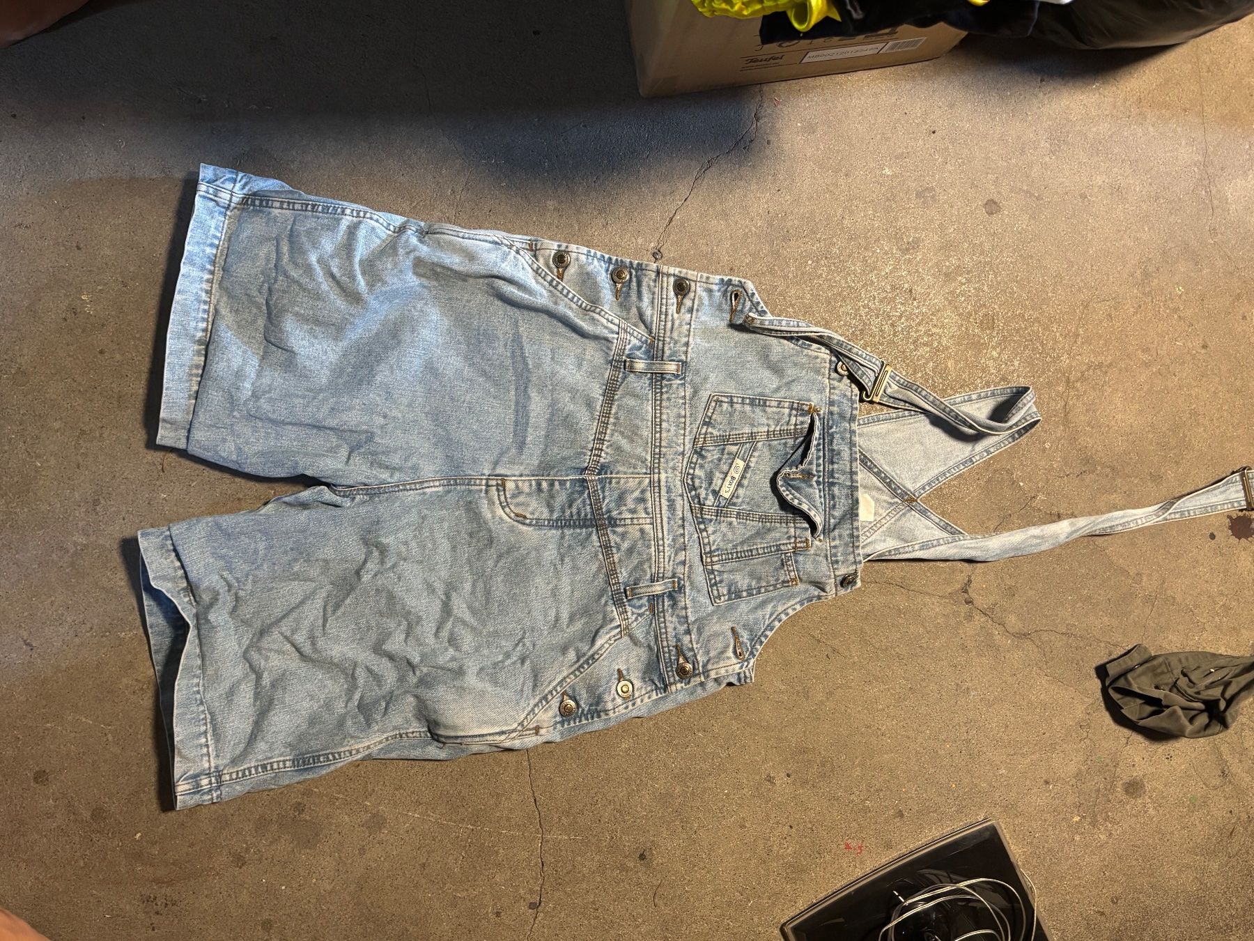 Jeans: Jeans Latzhose – Gebraucht aus Bern von unuki