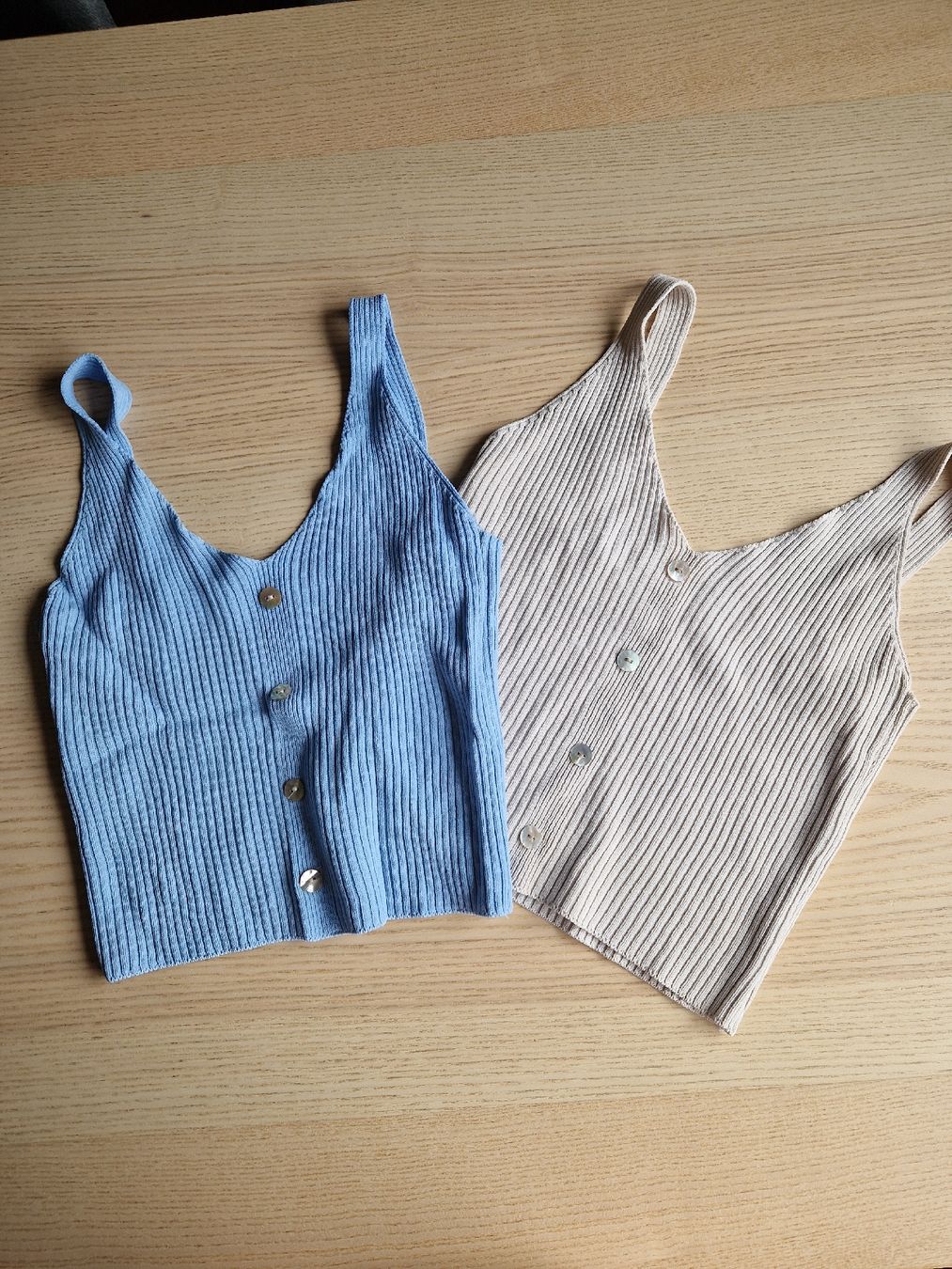 Tops: 2 Damen Tops Strick hellblau beige Grösse S – Gebraucht aus Basel von AliceTinka 1