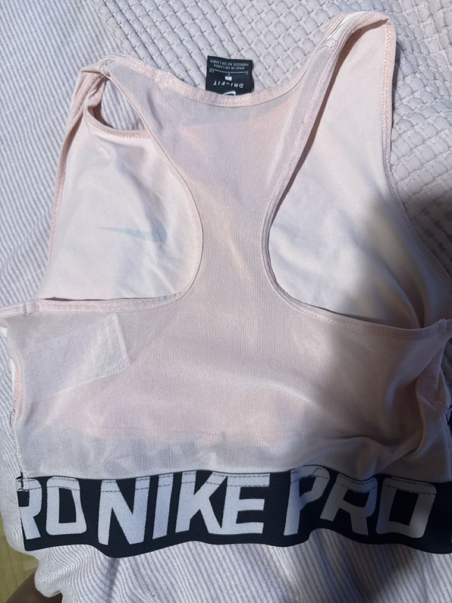 Nike Top: Brassière rose Nike – Nuovo (secondo la descrizione) da Chêne-Bougeries venduto da dav_x99l