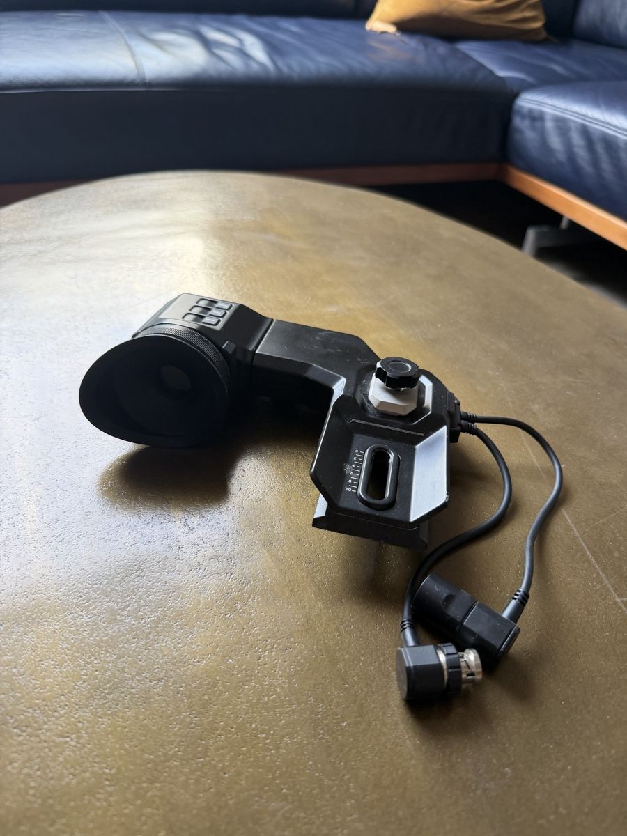 Blackmagic Videocamere: Blackmagic Ursa Viewfinder  – Usato da Langenthal venduto da lau_vv9q 1