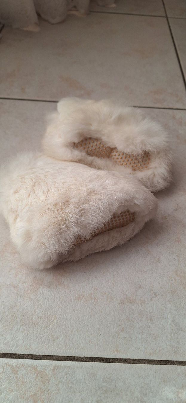 Scarpe per ragazzi: Chausson bébé en fourrure lapin – Usato da St-Triphon venduto da Jldr0 3