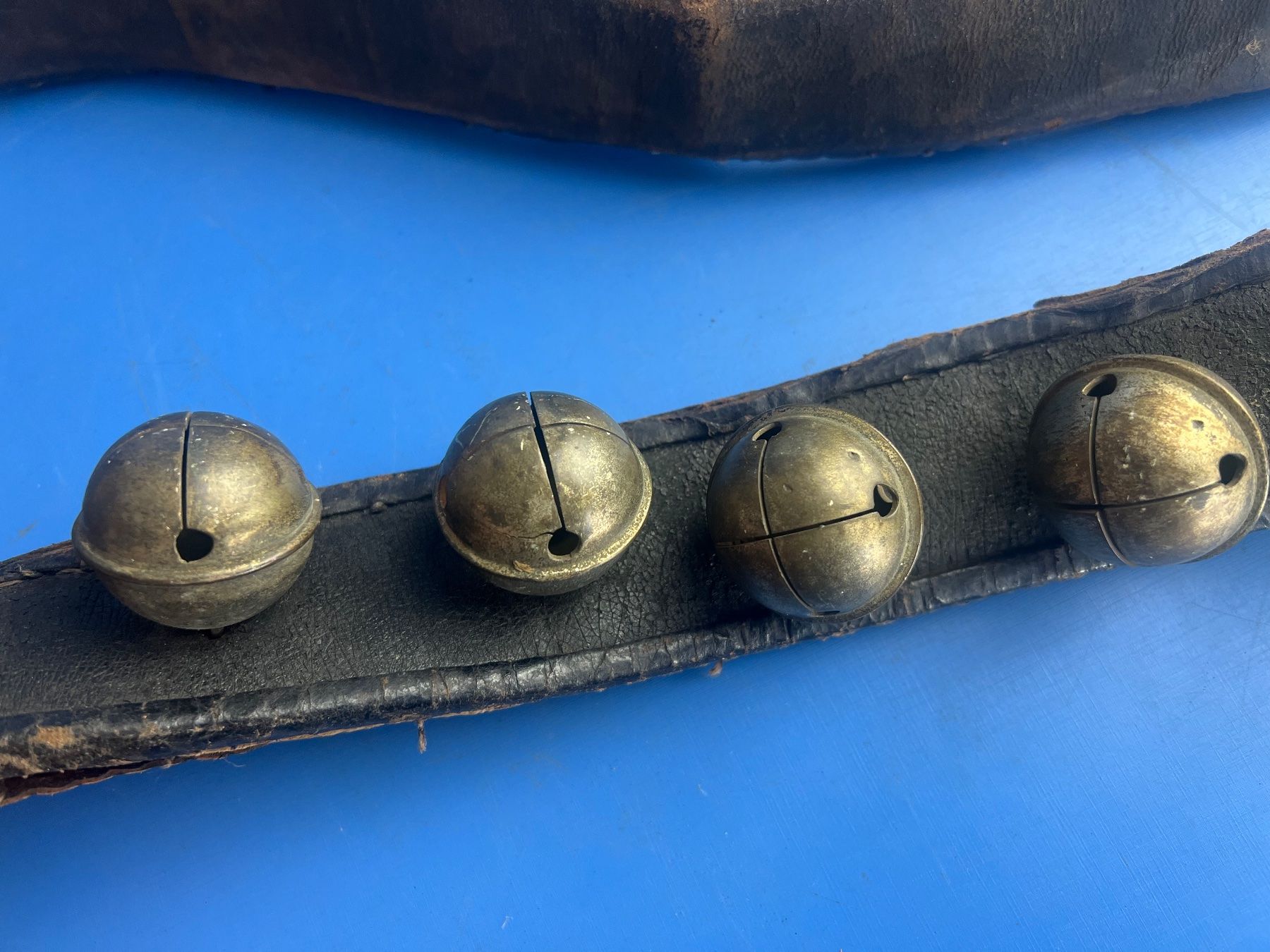 Campanacci mucche: Antikes Pferde Geläut mit 16 Schellen ca. 4 cm. – Usato da Unterengstringen venduto da Gustav03 2