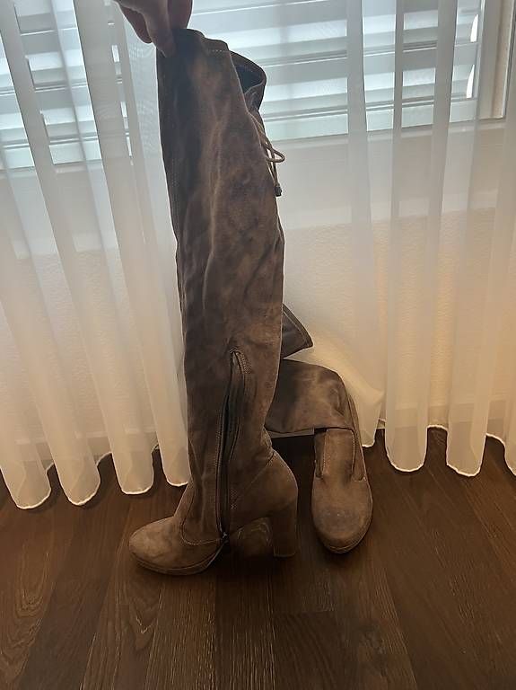 Scarpe da donna: Stiefel mit Absatz Grösse 37.5 – Usato da Bettlach venduto da Swiss-2016 1