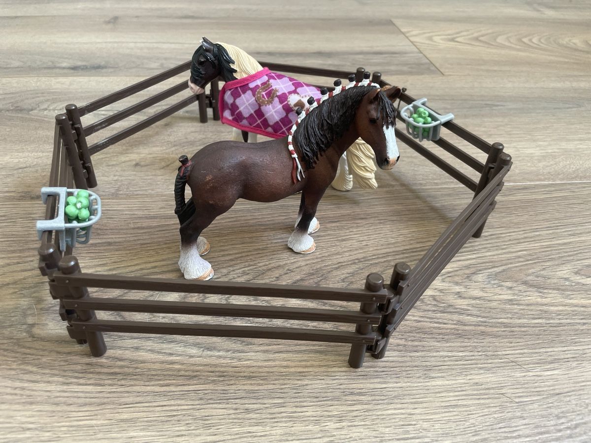 Schleich Giocattoli: Zwei Pferde mit Haag und Zubehör  – Usato da Dornach venduto da san_s2qy
