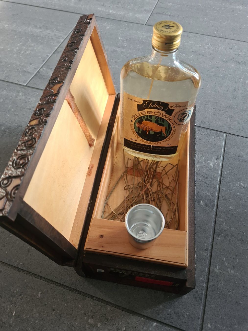 Bevande alcoliche: Bison Vodka in Holz Etui, mit Schweizer Musical Movement – Nuovo (secondo la descrizione) da Meisterschwanden venduto da Luluku
