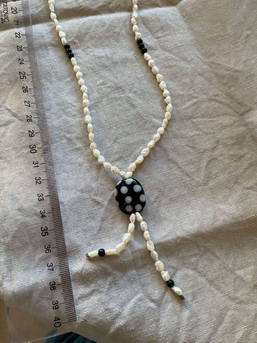 Catenine: Perlenkette mit mittiger Glasperle, schwarz weiss – Usato da Köniz venduto da kupu-kupu