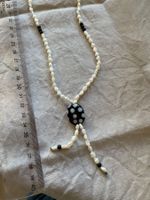 Perlenkette mit mittiger Glasperle, schwarz weiss