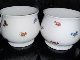2 x KAFFEE -KUGELBECHER  MIT STREUBLUMEDECOR