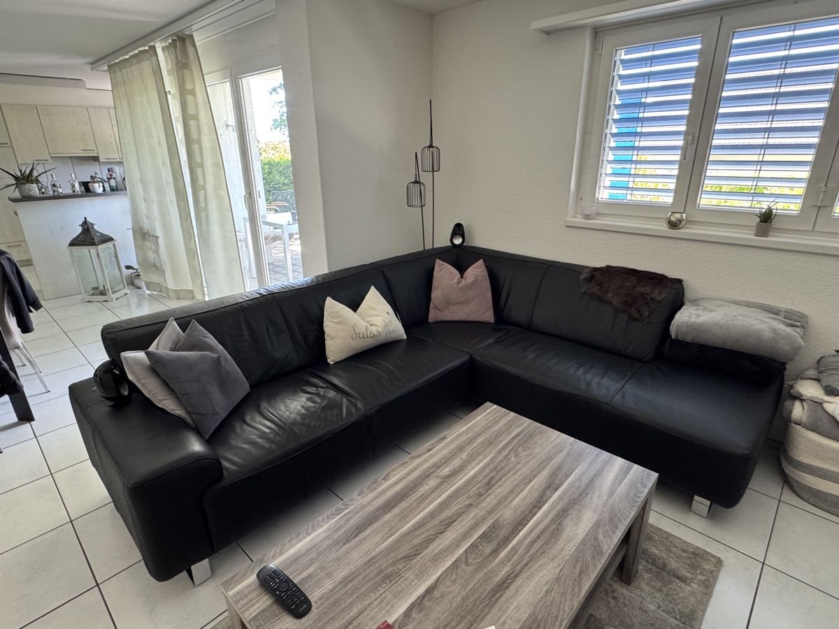 Sofas: Schwarzes Ecksofa aus Echtleder – D'occasion à Oberbuchsiten par Roempe