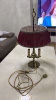 Schöne Vintage Lampe mit rotem Schirm für gemütliche Tage