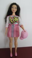 Curvy Barbie mit pinkem Outfit & Cap