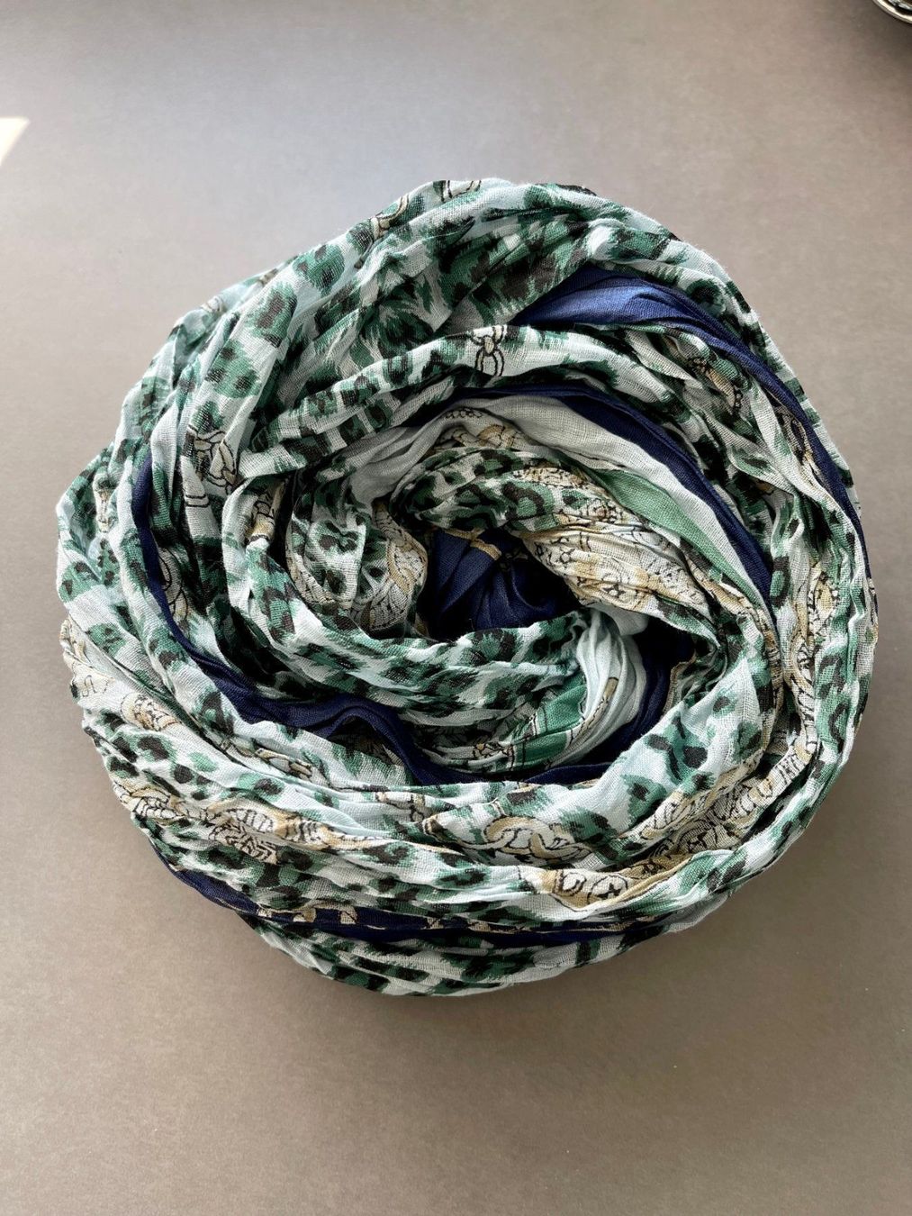 Foulards, Tücher & Schals: LEOPARDENMUSTER UND CHAINS SCHAL – Neu und originalverpackt aus Honau von sainj