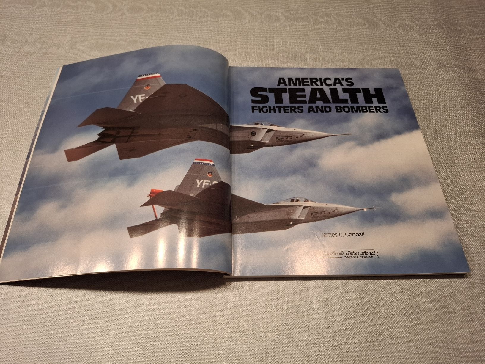 Libri: Buch America's Stealth Fighters and Bombers – Usato da Bäretswil venduto da Galada 1
