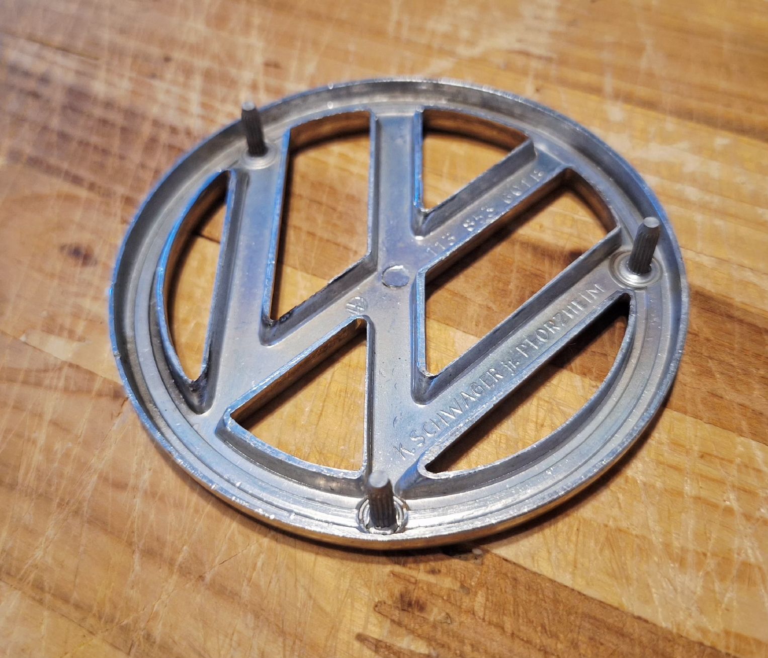 VW Tutti pezzi di ricambio auto: VW Käfer Emblem – Usato da Triesen venduto da BLACKSHEEP75 3