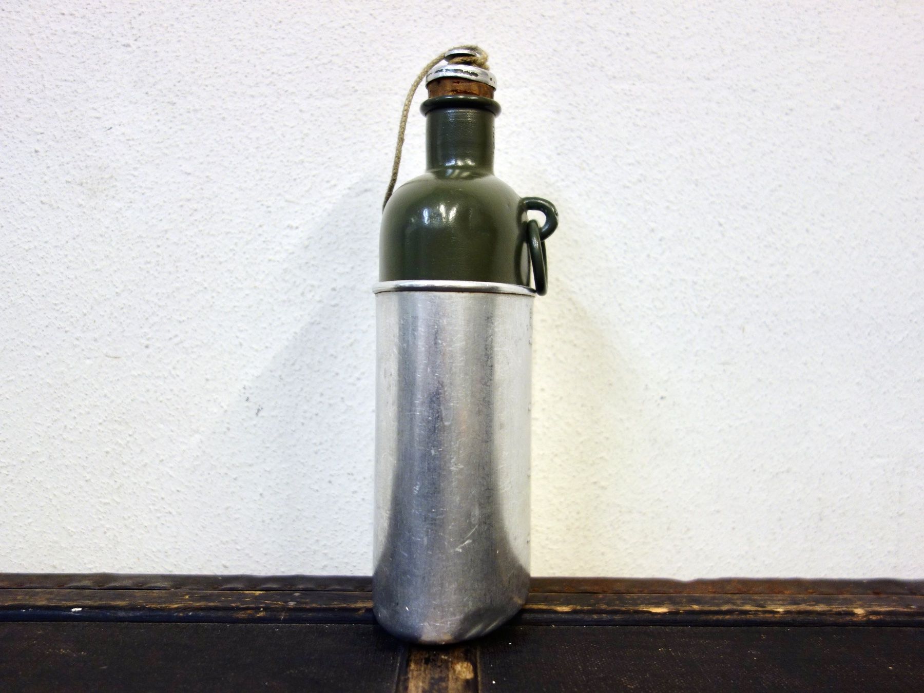 Schweizer Armee Attrezzatura & Pezzi di ricambio: Feldflasche mit Becher Schweizer Armee 1944 – Usato da Kerzers venduto da bottlesandboxes 4