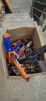 Kiste voller Spielzeugautos