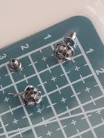 Ohrstecker Kugelform mit dunklen Steinen, Shamballa Style