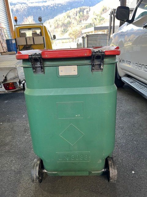 Altro per Ufficio & Commercio: Abfallcontainer grün mit rotem Deckel gebraucht. – Usato da Walenstadt venduto da Sven8880 1
