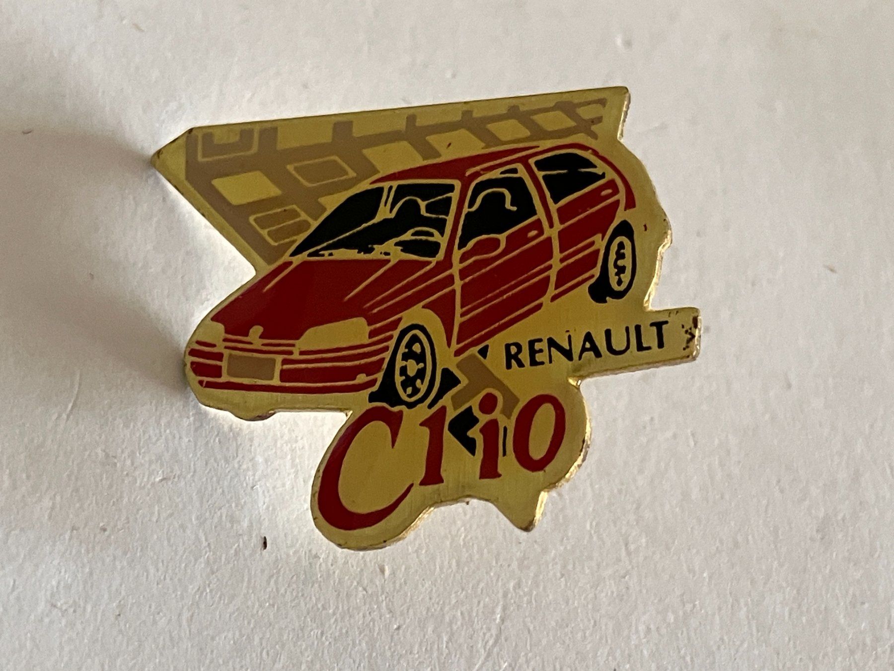 Placchette & Badge: 1 Pin Renault Clio – Usato da Basel venduto da djwwpp