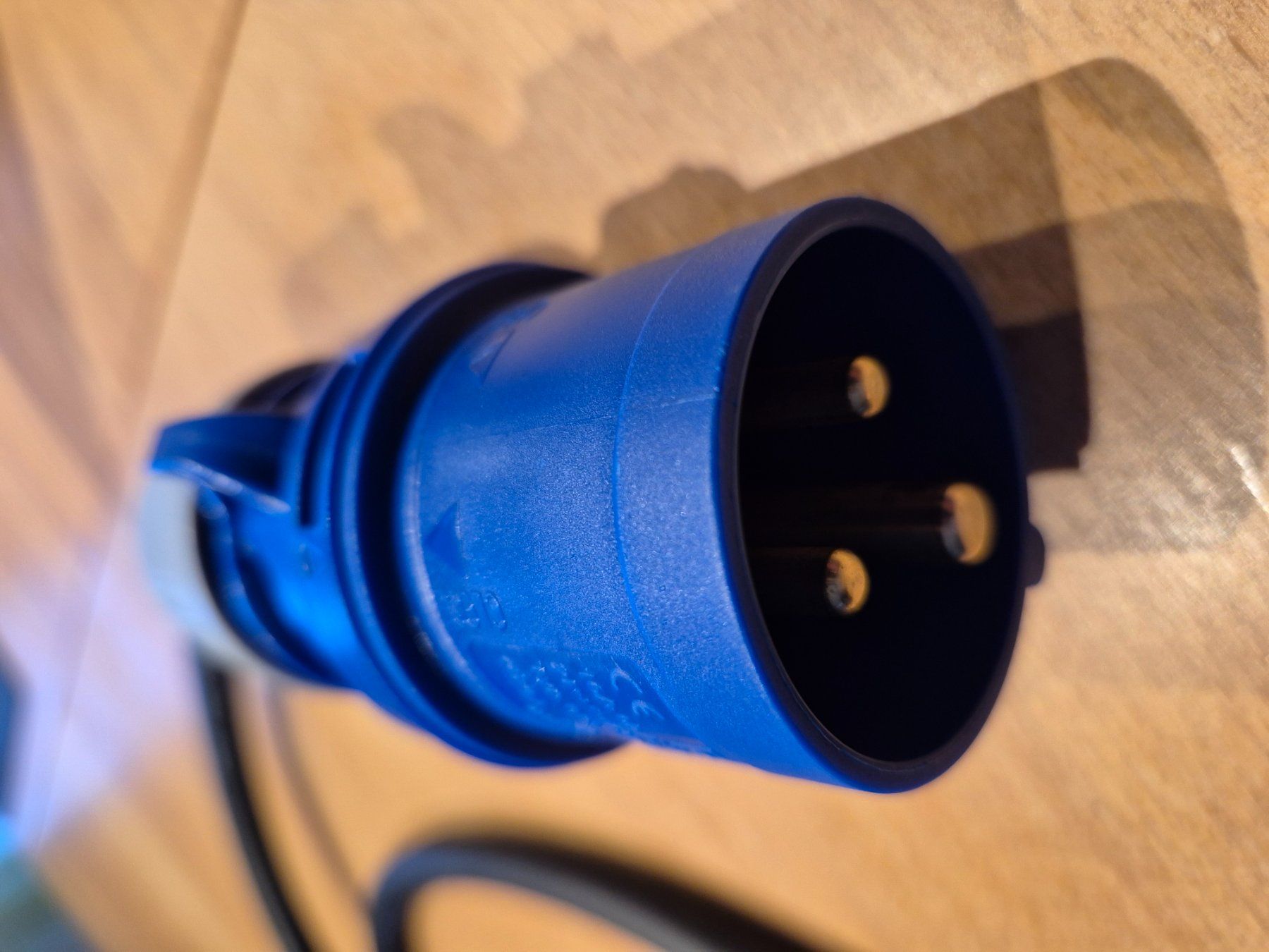 Laufwerke & Adapter: CEE-Adapterleitung 3-polig, 230V / 16A Typ EU zu PCE13 – Neu (gemäss Beschreibung) aus Schnottwil von Schaller67 3