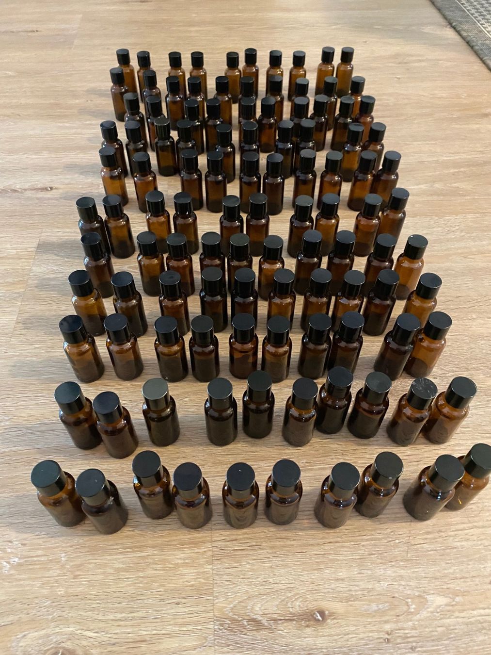 Flaconi: 110 bernsteinfarbige Mini Glasflaschen – Usato da Bischofszell venduto da sonixx