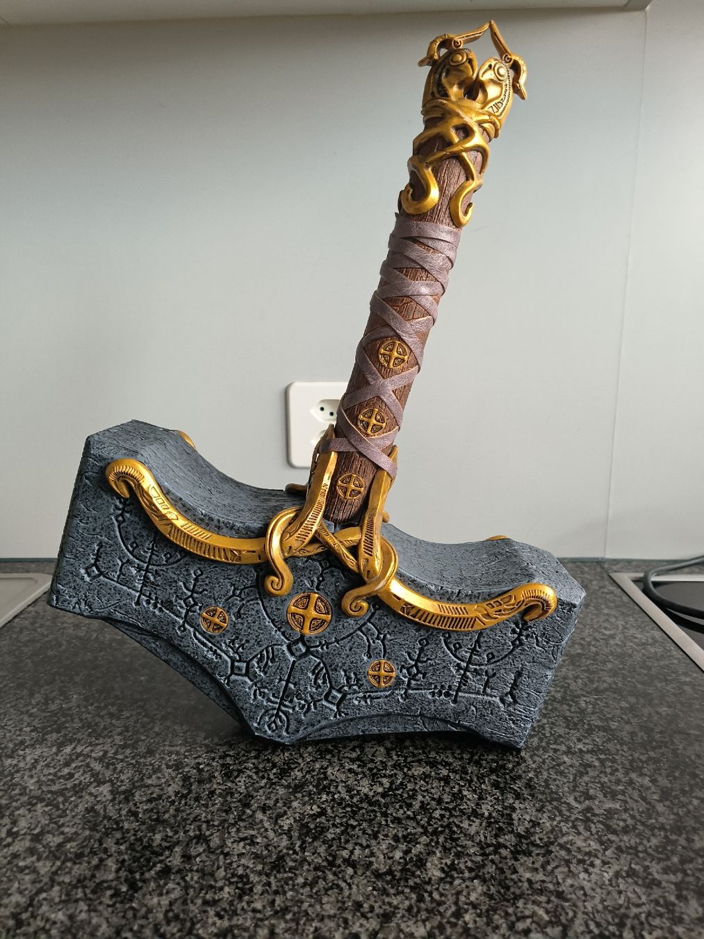 Tutte le decorazioni: Mjölnir Hammer Dekoobjekt ca. 38cm  – Usato da Emmenbrücke venduto da Marco01334
