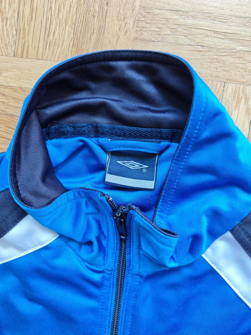 Umbro Giacche: Vintage Umbro Trainingsjacke track jacket Y2K – Usato da Liebefeld venduto da manyawoods 3