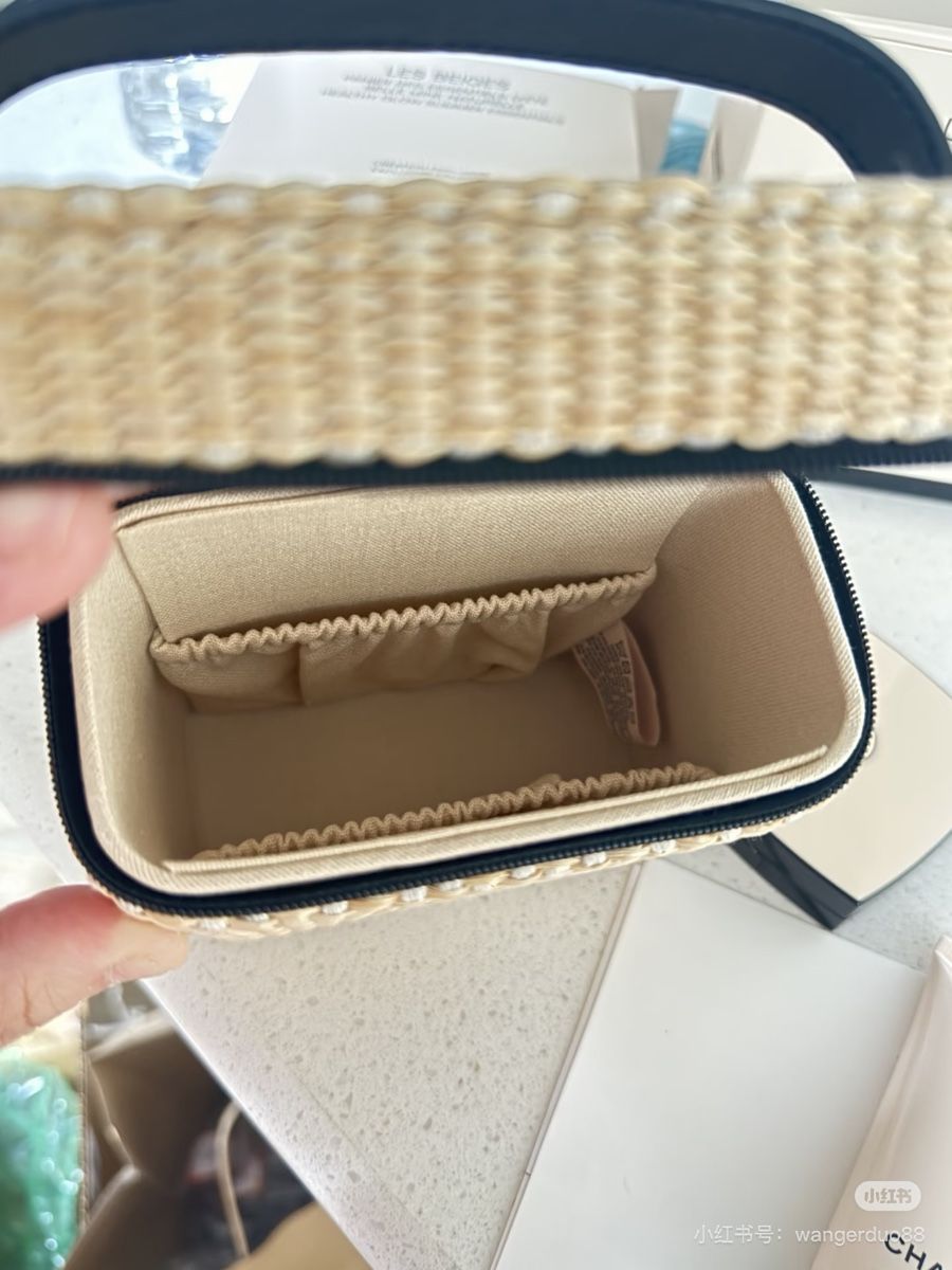 Sonstiges für Haushalt & Wohnen: Chanel 2026 Summer Wicker Beauty Box B12H14D6.4cm – Neu und originalverpackt aus Chur von Madeys 2