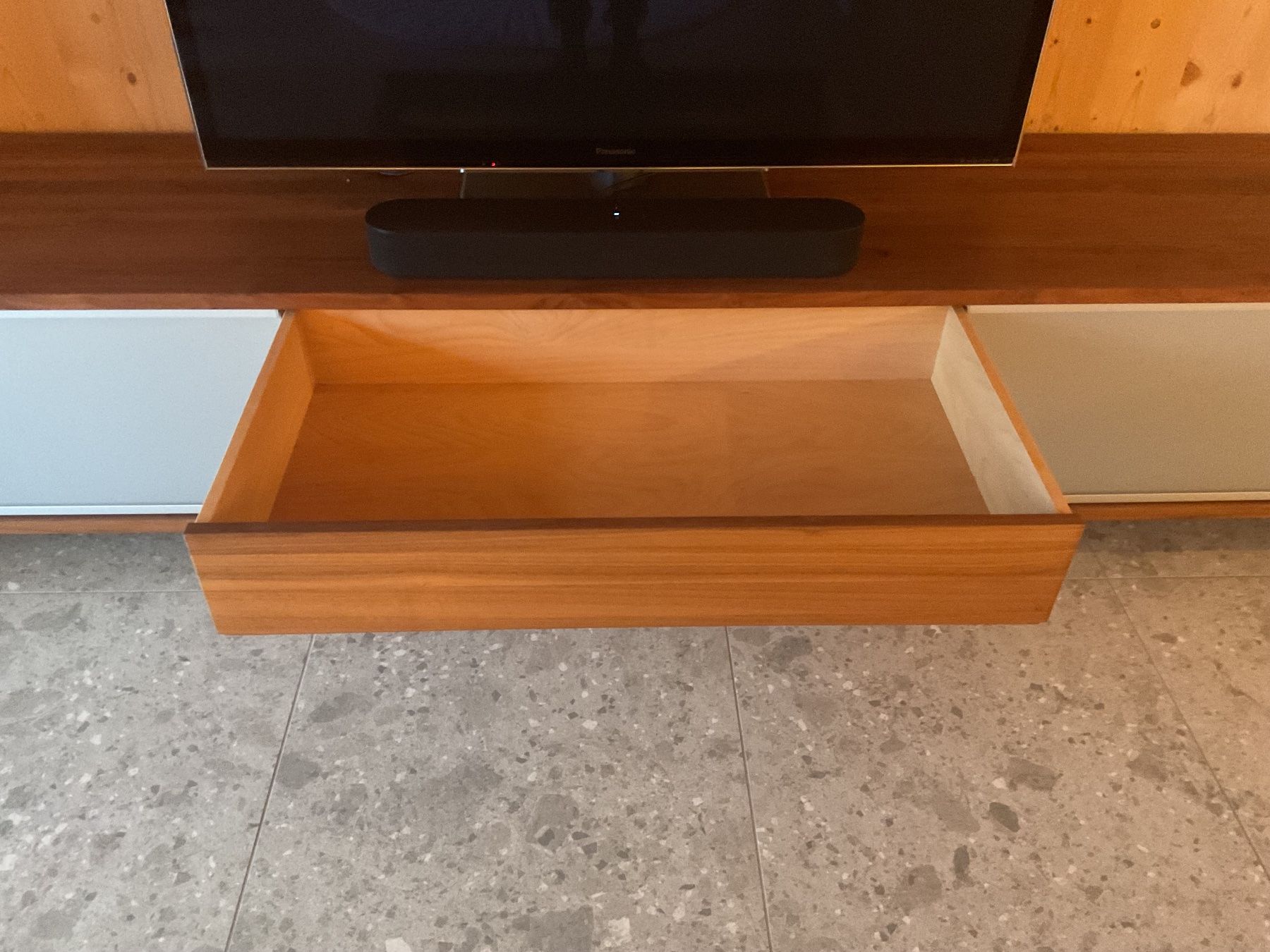 Mobili TV: Lowboard massiv Nussbaum – Usato da Klosters venduto da robertocarlos 3
