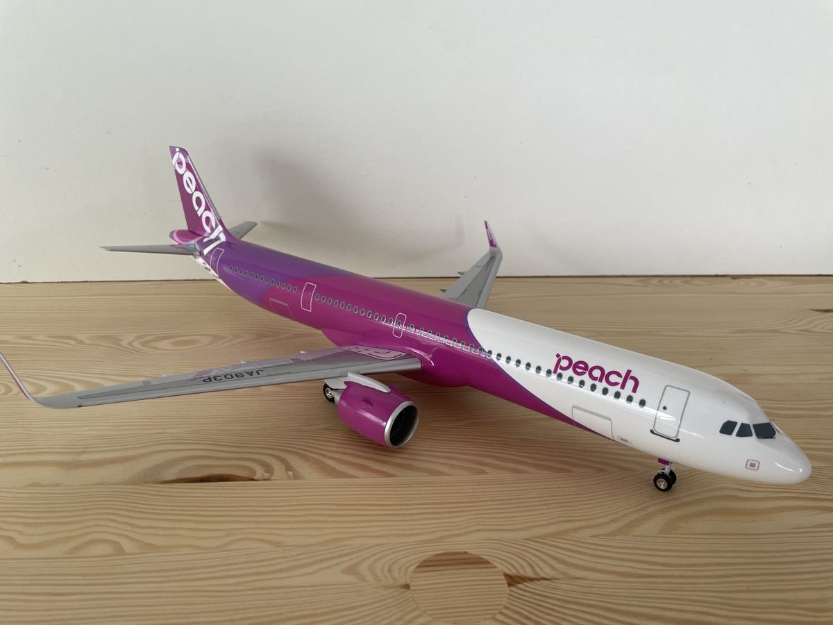 Airbus Kit di modellismo & Modellini statici: Peach A321 Neo LR 1:100 – Nuovo e nell'imballaggio originale da Hinwil venduto da Yamracer 2