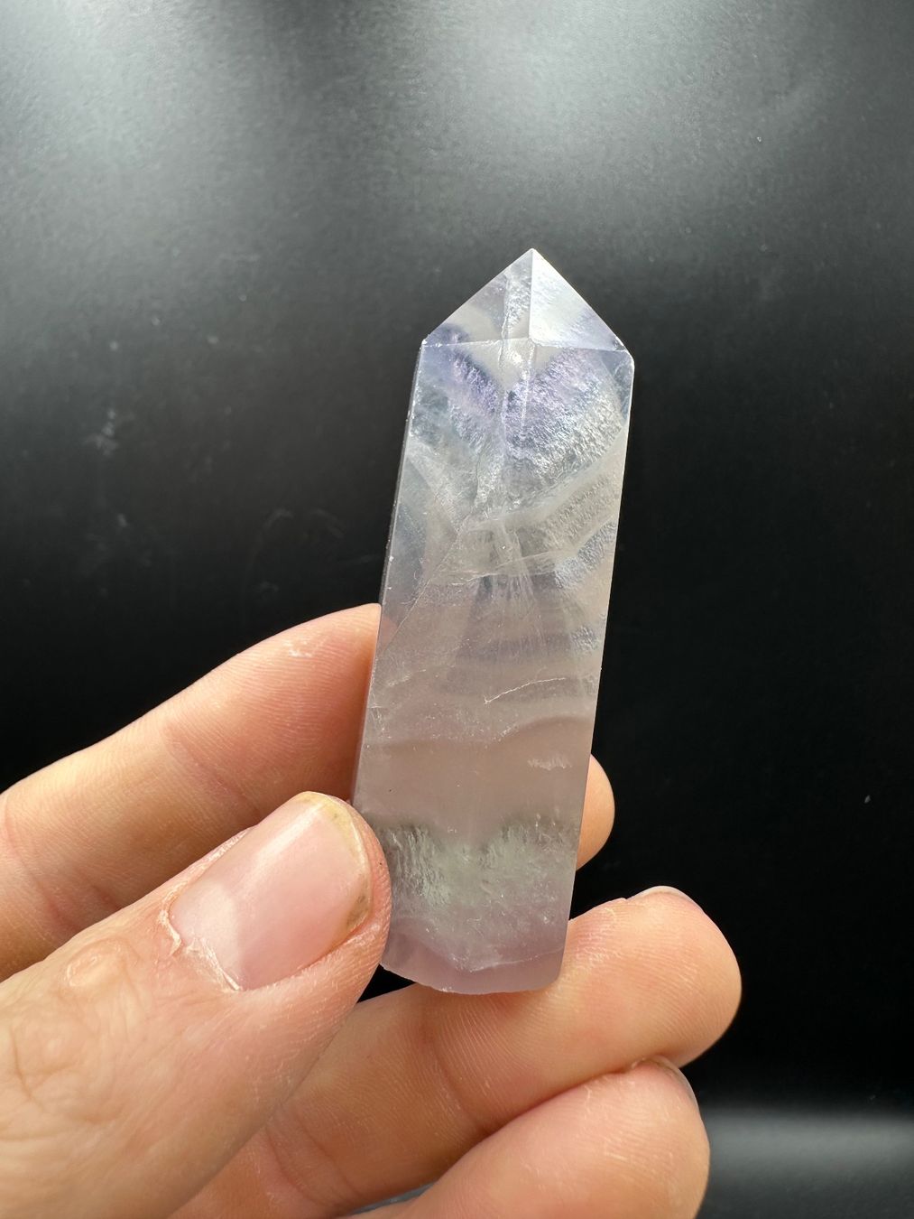 Minerali & Pietre curative: Lavender Fluorit Obelisk, Spitze – Nuovo e nell'imballaggio originale da Männedorf venduto da Handschmeichler 1