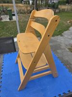 Kinderhochstuhl aus Holz mit Gebrauchsspuren hellbraun