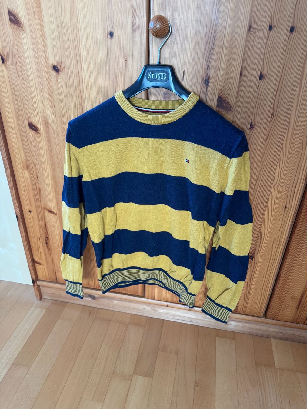 Tommy Hilfiger Pulls & Sweat-shirts: Pullover Tommy Hilfiger gestreift gelb blau – D'occasion à Zürich par seb_dy6d