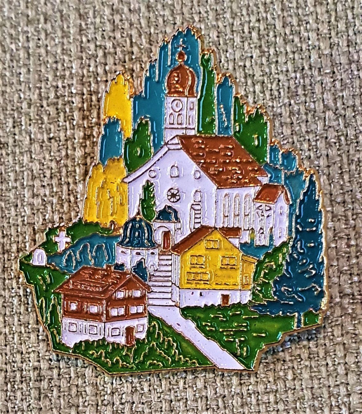 Broschen & Nadeln: I750 Kunst Pin Simone Erni - Kirche Dorf – Gebraucht aus Reinach BL von Boston-Verkauf