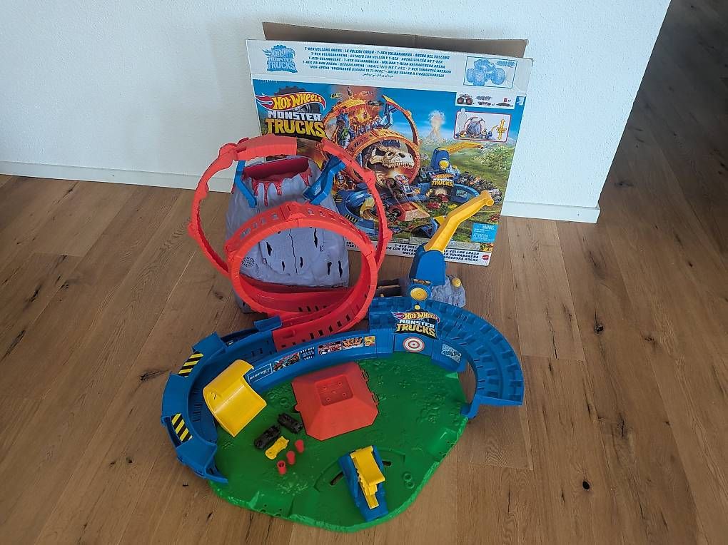 Giocattoli: Hot Wheels Monster Trucks Bahn T-Rex Vulkan Arena – Usato da Stansstad venduto da lengsi 1