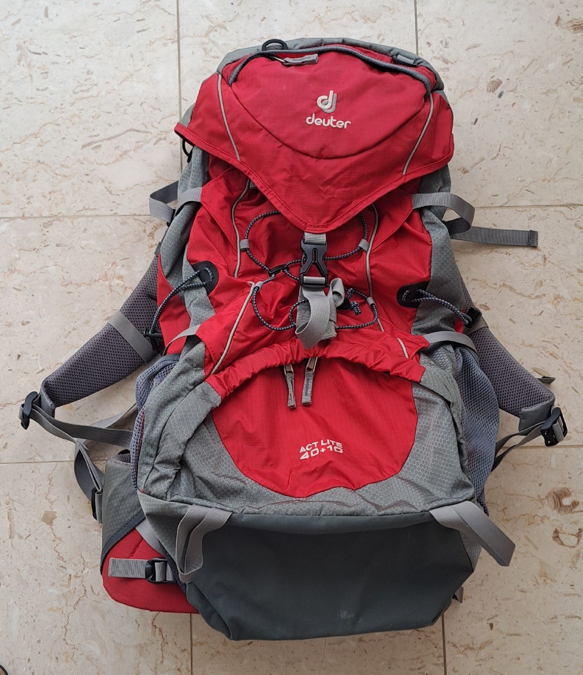 Deuter Zaini: Deuter Rucksack 40+10 rotgrau – Usato da Lohn SH venduto da Mueller1958 1