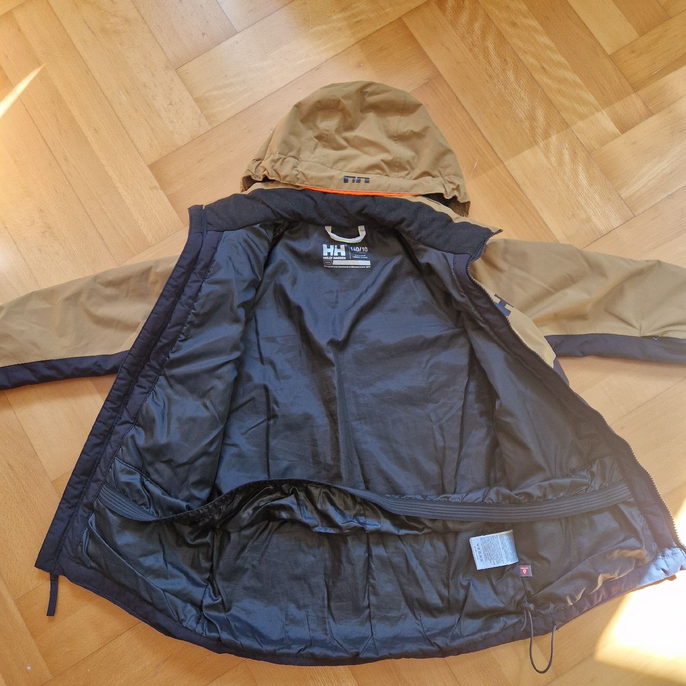 Helly Hansen Giacche: Robuste schwarz-braune Winterjacke Helly Hansen Gr. 140 – Usato da Zürich venduto da Kauh 3