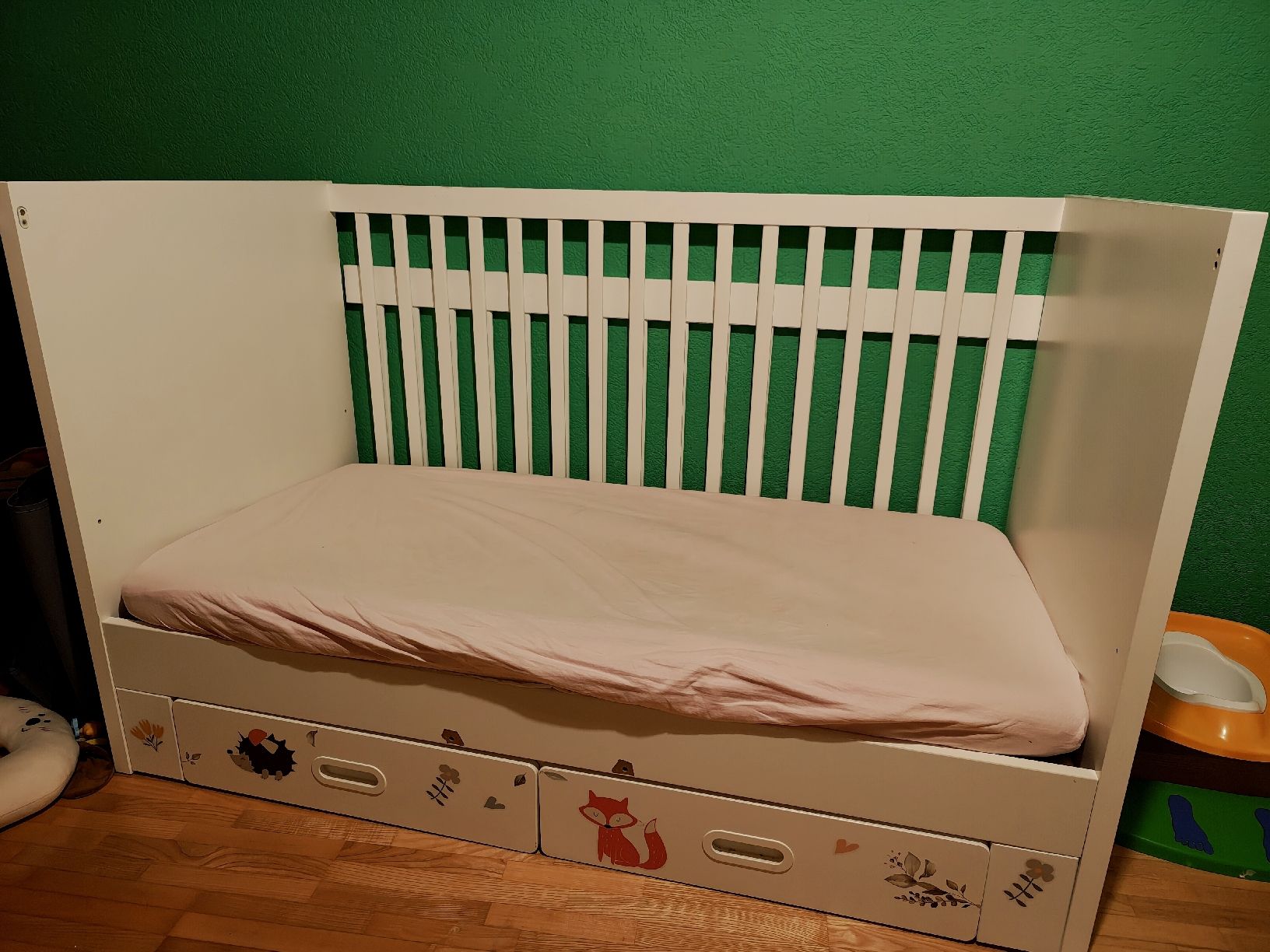 Ikea Letti: Lit bébé enfant blanc, avec tiroirs – Usato da Corpataux venduto da Amanda1745