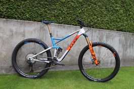 Bicicletta mountainbike biammortizzata in carbonio